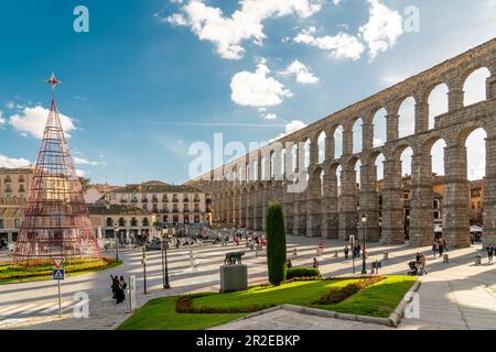 SEGOVIA, Spanien - November 13 2022: Das Stadtzentrum von Segovia bereitet die Weihnachtsfeier vor. Weihnachtsbaum in der Mitte des platzes. Stockfoto