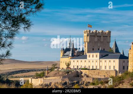 Alcazar von Segovia bei Sonnenuntergang. Mittelalterliche Burg in der Stadt Segovia in Kastilien und León, Spanien. Wurde zum UNESCO-Weltkulturerbe Stätte i erklärt Stockfoto