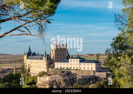 Alcazar von Segovia bei Sonnenuntergang. Mittelalterliche Burg in der Stadt Segovia in Kastilien und León, Spanien. Wurde zum UNESCO-Weltkulturerbe Stätte i erklärt Stockfoto