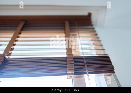 Braune Holzjalousien im Innenraum Stockfoto