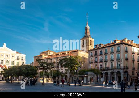 SEGOVIA, Spanien - November 13 2022: Wunderschöne Straßen der mittelalterlichen Stadt Segovia. Menschen laufen. Warme Farben bei Sonnenuntergang. Reiseziel und Wahrzeichen Stockfoto