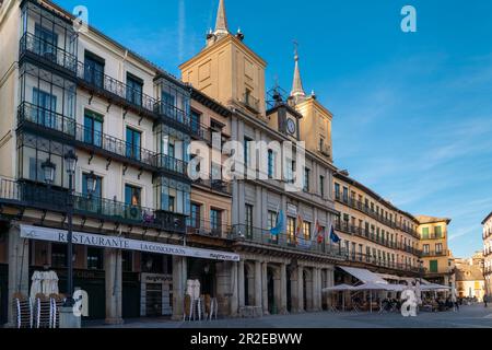 SEGOVIA, Spanien - November 13 2022: Wunderschöne Straßen der mittelalterlichen Stadt Segovia. Menschen laufen. Warme Farben bei Sonnenuntergang. Reiseziel und Wahrzeichen Stockfoto