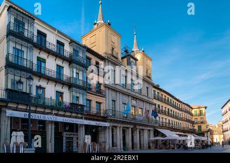 SEGOVIA, Spanien - November 13 2022: Wunderschöne Straßen der mittelalterlichen Stadt Segovia. Menschen laufen. Warme Farben bei Sonnenuntergang. Reiseziel und Wahrzeichen Stockfoto