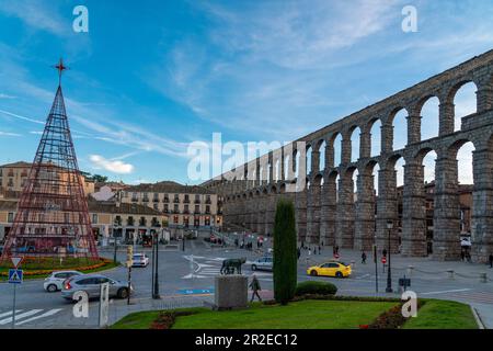 SEGOVIA, Spanien - November 13 2022: Das Stadtzentrum von Segovia bereitet die Weihnachtsfeier vor. Weihnachtsbaum in der Mitte des platzes. Stockfoto