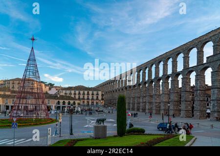 SEGOVIA, Spanien - November 13 2022: Das Stadtzentrum von Segovia bereitet die Weihnachtsfeier vor. Weihnachtsbaum in der Mitte des platzes. Stockfoto