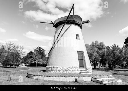 DURBANVILLE, SÜDAFRIKA - 12. Sep. 2022: Onze Molen, eine historische Mühle in Durbanville im Großraum Kapstadt. Schwarzweiß Stockfoto