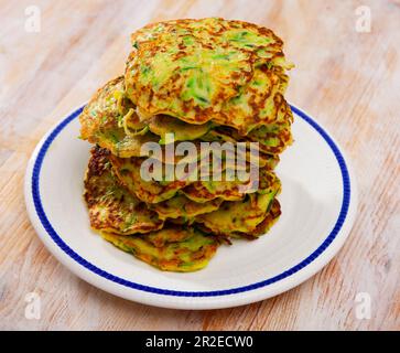 Zucchini-Krapfen auf dem Teller Stockfoto