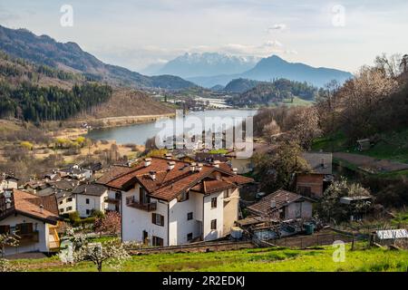 Blick von Baselga di Pine auf den See Serraia, Trentino Alto Adige, Italien Stockfoto