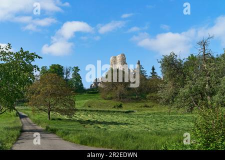 Die Burgruinen von Pfeffingen befinden sich hoch über dem gleichnamigen Dorf und dem Birseck-Tal Stockfoto