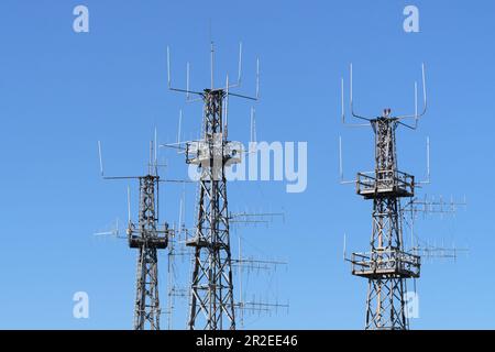 Telekommunikationstürme mit Antennen für die Flugsicherung und Kommunikation. Flugverkehr, Kommunikation, Strahlung und Umweltkonzepte Stockfoto