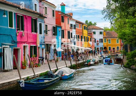 Burano, Italien. 18. Mai 2023. Burano ist eine kleine Insel in der Lagune von Venedig, berühmt für ihre Spitze und ihre bunten Häuser. Burano, Italien, am 18. Mai 2023. (Foto: Stefano Cappa/Pacific Press/Sipa USA) Guthaben: SIPA USA/Alamy Live News Stockfoto