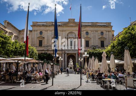 Valletta, Malta - 16. April 2023: Eine Statue von Königin Victoria vor der Nationalbibliothek von Malta auf dem Platz der Republik. Stockfoto