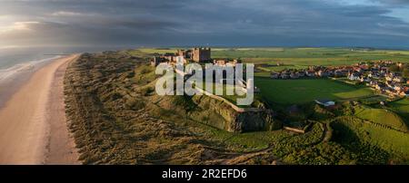 Das berühmte Bamburgh Castle an der Küste von Northumberland aus der Vogelperspektive. Stockfoto