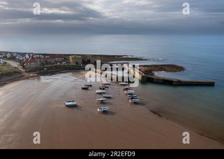 Der kleine Hafen nach Westen in Beadnell an der Nordostküste Englands, Northumberland, England, Großbritannien Stockfoto