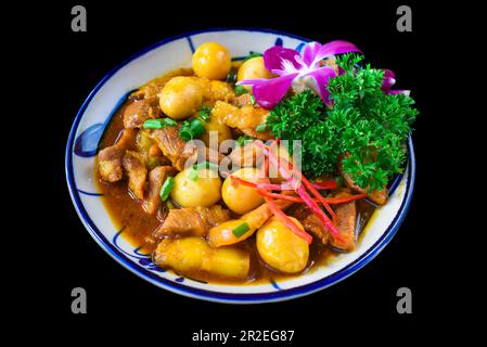 Vietnamesisches geschmortes Schweinefleisch mit gekochten Eiern in Sojasoße Stockfoto