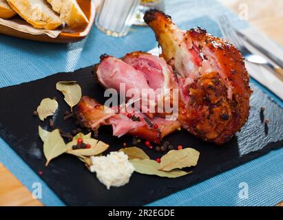 Gebratene Schweinshaxe Stockfoto