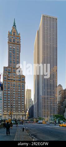 Sherry-Netherland- und General Motors-Gebäude in der Fifth Avenue in der 59. Street, gegenüber von Manhattans Grand Army Plaza. Stockfoto