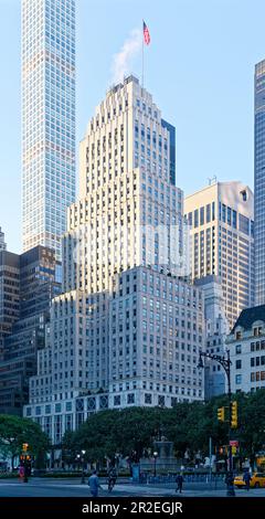 Bergdorf Goodman befindet sich jetzt im Erdgeschoss der Fifth Avenue 745, dem Art déco-Wolkenkratzer, der 1930 als Squibb-Gebäude erbaut wurde. Stockfoto