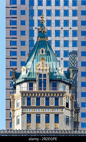 Das Heckscher-Gebäude wurde bekannt als Crown Building, da die vergoldeten Dachdetails wie eine Krone aussahen, wenn es nachts beleuchtet wurde. Stockfoto