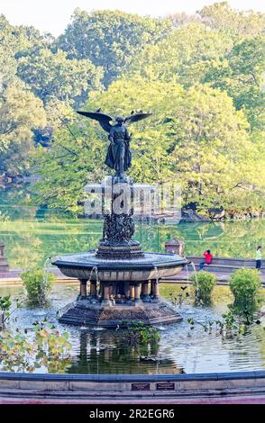 Der Bethesda-Brunnen, das Herzstück der Bethesda-Terrasse im Central Park, wird von der von Emma Stebbins geformten Angel of the Waters-Statue dominiert. Stockfoto