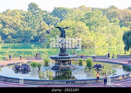 Der Bethesda-Brunnen, das Herzstück der Bethesda-Terrasse im Central Park, wird von der von Emma Stebbins geformten Angel of the Waters-Statue dominiert. Stockfoto