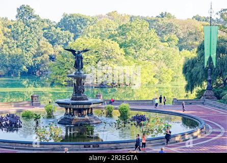 Der Bethesda-Brunnen, das Herzstück der Bethesda-Terrasse im Central Park, wird von der von Emma Stebbins geformten Angel of the Waters-Statue dominiert. Stockfoto