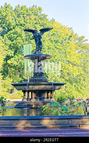 Der Bethesda-Brunnen, das Herzstück der Bethesda-Terrasse im Central Park, wird von der von Emma Stebbins geformten Angel of the Waters-Statue dominiert. Stockfoto