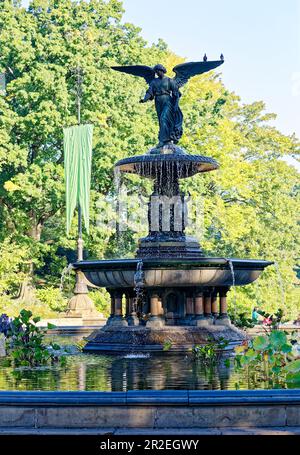 Der Bethesda-Brunnen, das Herzstück der Bethesda-Terrasse im Central Park, wird von der von Emma Stebbins geformten Angel of the Waters-Statue dominiert. Stockfoto