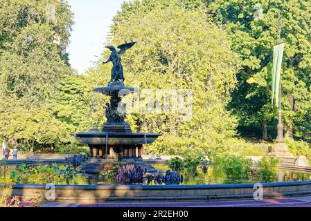 Der Bethesda-Brunnen, das Herzstück der Bethesda-Terrasse im Central Park, wird von der von Emma Stebbins geformten Angel of the Waters-Statue dominiert. Stockfoto