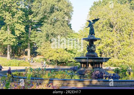 Der Bethesda-Brunnen, das Herzstück der Bethesda-Terrasse im Central Park, wird von der von Emma Stebbins geformten Angel of the Waters-Statue dominiert. Stockfoto