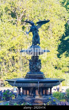 Der Bethesda-Brunnen, das Herzstück der Bethesda-Terrasse im Central Park, wird von der von Emma Stebbins geformten Angel of the Waters-Statue dominiert. Stockfoto