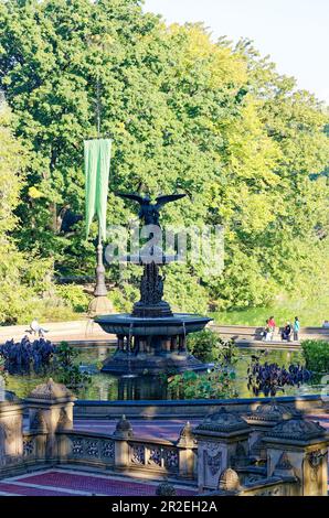 Der Bethesda-Brunnen, das Herzstück der Bethesda-Terrasse im Central Park, wird von der von Emma Stebbins geformten Angel of the Waters-Statue dominiert. Stockfoto