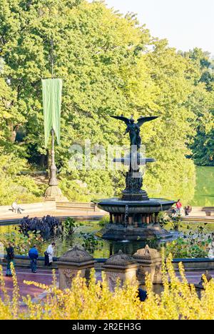 Der Bethesda-Brunnen, das Herzstück der Bethesda-Terrasse im Central Park, wird von der von Emma Stebbins geformten Angel of the Waters-Statue dominiert. Stockfoto