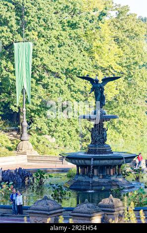 Der Bethesda-Brunnen, das Herzstück der Bethesda-Terrasse im Central Park, wird von der von Emma Stebbins geformten Angel of the Waters-Statue dominiert. Stockfoto