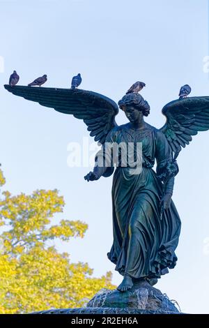 Angel of the Waters auf dem Bethesda-Brunnen im Central Park von New York City wurde in den 1860er Jahren von Emma Stebbins geformt. Stockfoto