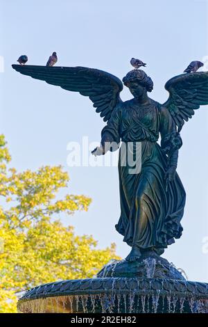 Angel of the Waters auf dem Bethesda-Brunnen im Central Park von New York City wurde in den 1860er Jahren von Emma Stebbins geformt. Stockfoto