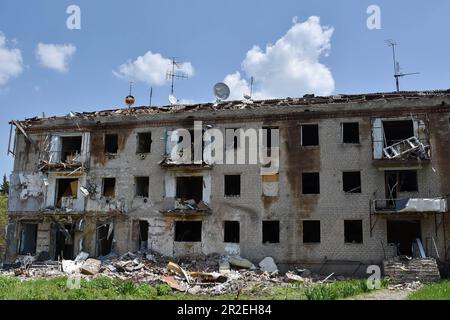 Huliaipole, Ukraine. 18. Mai 2023. Allgemeine Ansicht des Apartmentgebäudes, das durch russische Bombenanschläge schwer beschädigt wurde. Kriegskrise in Huliaipole, Ukraine Kredit: SOPA Images Limited/Alamy Live News Stockfoto