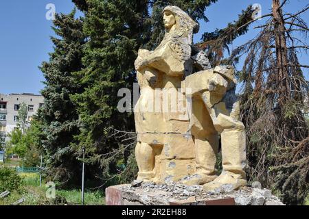 Huliaipole, Ukraine. 18. Mai 2023. Eine Statue an der Gedenkstätte des Zweiten Weltkriegs, die durch russische Bombenanschläge schwer beschädigt wurde. Kriegskrise in Huliaipole, Ukraine Kredit: SOPA Images Limited/Alamy Live News Stockfoto