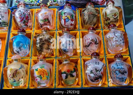 Traditionelle 'innen bemalte' Snuff Flaschen zu verkaufen, Hutongs Area, Beijing Stockfoto