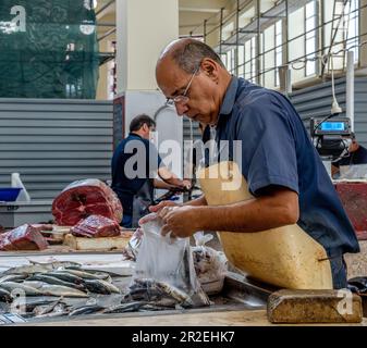 Lokaler Fisch wird auf dem Fischmarkt, Funchal, Madeira zubereitet Stockfoto