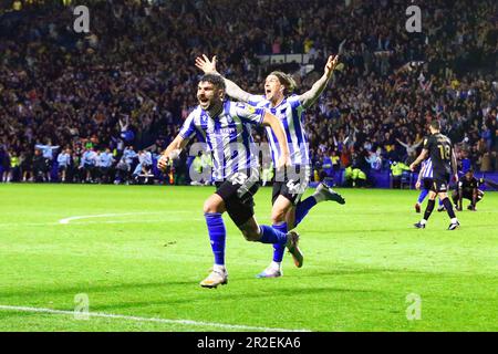 Hillsborough Stadium, Sheffield, England - 18. Mai 2023 Callum Paterson (13) und Aden Flint (44) von Sheffield Mittwoch feiern, nachdem Liam Palmer das späte Tor erzielt hat - während des Spiels Sheffield Wednesday gegen Peterborough United, Sky Bet League One, Play off 2. Leg, 2022/23, Hillsborough Stadium, Sheffield, England - 18. Mai 2023 Kredit: Arthur Haigh/WhiteRosePhotos/Alamy Live News Stockfoto