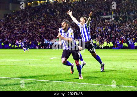 Hillsborough Stadium, Sheffield, England - 18. Mai 2023 Callum Paterson (13) und Aden Flint (44) von Sheffield Mittwoch feiern, nachdem Liam Palmer das späte Tor erzielt hat - während des Spiels Sheffield Wednesday gegen Peterborough United, Sky Bet League One, Play off 2. Leg, 2022/23, Hillsborough Stadium, Sheffield, England - 18. Mai 2023 Kredit: Arthur Haigh/WhiteRosePhotos/Alamy Live News Stockfoto