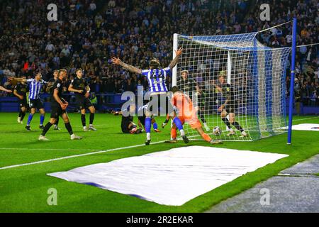 Hillsborough Stadium, Sheffield, England - 18. Mai 2023 Sheffield Wednesday Spieler feiern, nachdem Liam Palmer (2) das späte Tor erzielt hat - während des Spiels Sheffield Wednesday gegen Peterborough United, Sky Bet League One, Play off 2. leg, 2022/23, Hillsborough Stadium, Sheffield, England - 18. Mai 2023 Guthaben: Arthur Haigh/WhiteRosePhotos/Alamy Live News Stockfoto