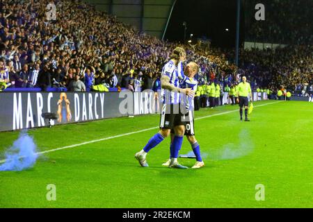 Hillsborough Stadium, Sheffield, England - 18. Mai 2023 Barry Bannan (10) und Aden Flint (44) von Sheffield Mittwoch feiern, nachdem Liam Palmer das späte Tor erzielt hat - während des Spiels Sheffield Wednesday gegen Peterborough United, Sky Bet League One, Play off 2. Leg, 2022/23, Hillsborough Stadium, Sheffield, England - 18. Mai 2023 Kredit: Arthur Haigh/WhiteRosePhotos/Alamy Live News Stockfoto