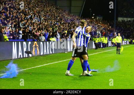 Hillsborough Stadium, Sheffield, England - 18. Mai 2023 Barry Bannan (10) und Aden Flint (44) von Sheffield Mittwoch feiern, nachdem Liam Palmer das späte Tor erzielt hat - während des Spiels Sheffield Wednesday gegen Peterborough United, Sky Bet League One, Play off 2. Leg, 2022/23, Hillsborough Stadium, Sheffield, England - 18. Mai 2023 Kredit: Arthur Haigh/WhiteRosePhotos/Alamy Live News Stockfoto