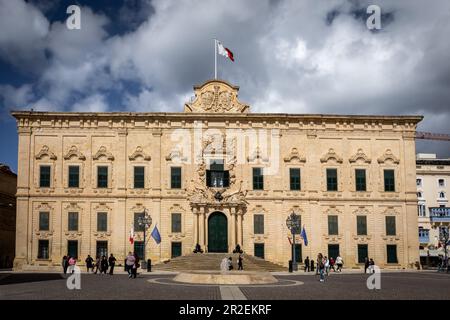 Valetta, Malta - 17. April 2023: Das historische Gebäude Auberge de Castille in der Altstadt. Stockfoto