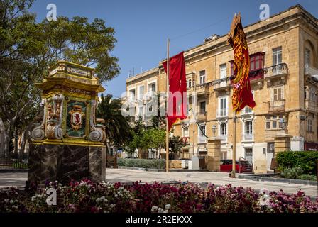 Valletta, Malta - 16. April 2023: Historische Architektur und die Mall Gardens in Floriana. Stockfoto