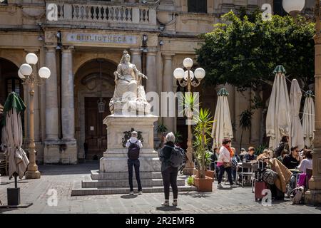 Valletta, Malta - 16. April 2023: Eine Statue von Königin Victoria vor der Nationalbibliothek von Malta auf dem Platz der Republik. Stockfoto