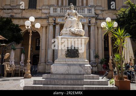 Valletta, Malta - 16. April 2023: Eine Statue von Königin Victoria vor der Nationalbibliothek von Malta auf dem Platz der Republik. Stockfoto