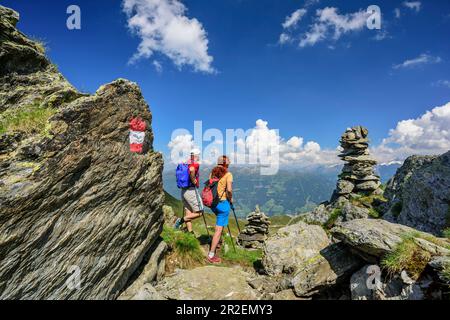 Mann und Frau wandern in die Zillertal, Stoamandlweg, Wimbachkopf, Zillertal, Tux Alps, Tirol, Österreich Stockfoto